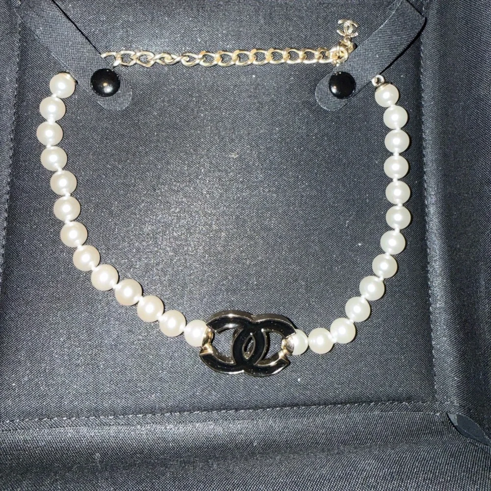 Chanel pearl Chain Necklace with Interlocking Logo Pendant - Gold and black